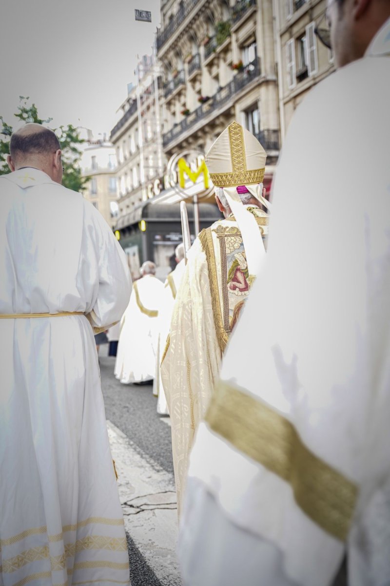 Procession de la Saint-Yves avec la mission bretonne et les juristes 2026. © Hanae Nejjari / Diocèse de Paris.