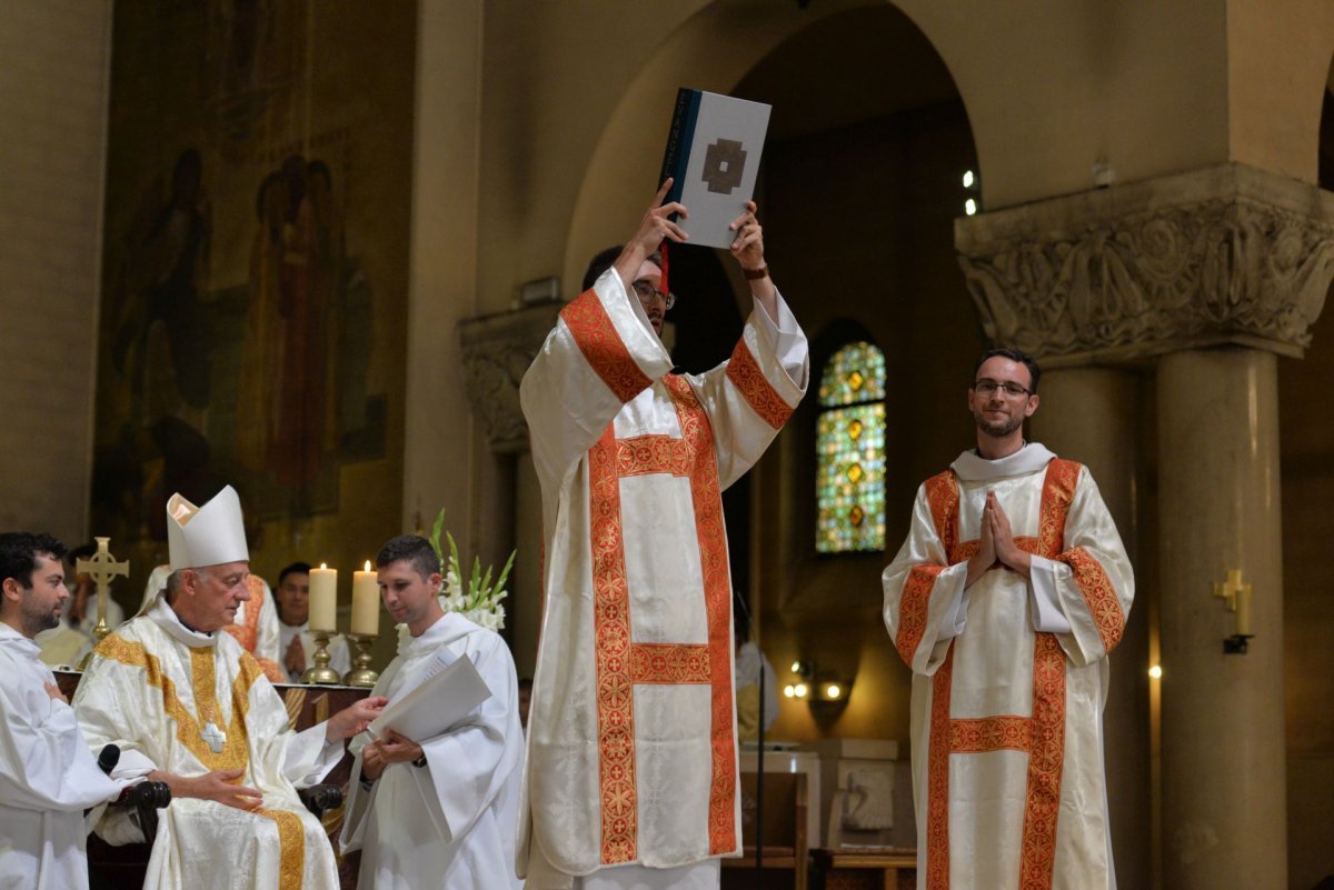 Ordinations diaconales en vue du sacerdoce à Saint-Ferdinand des Ternes (17e). © Marie-Christine Bertin / Diocèse de Paris.