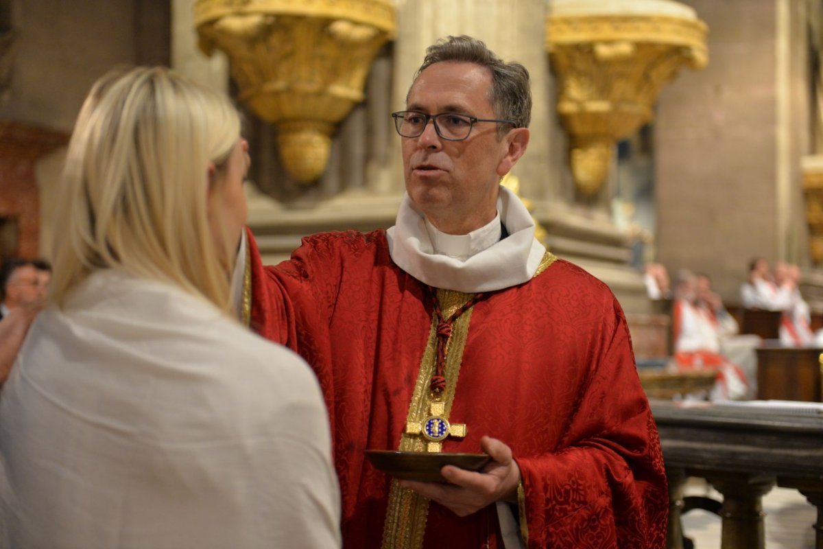 Confirmation des adultes au cours de la Vigile de Pentecôte 2023, (…). © Marie-Christine Bertin / Diocèse de Paris.