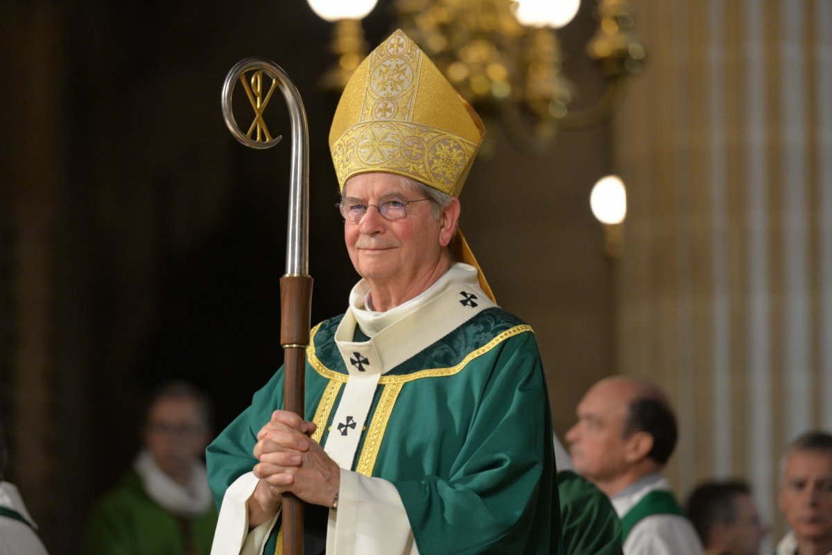 Imposition du pallium à Mgr Laurent Ulrich. © Marie-Christine Bertin / Diocèse de Paris.