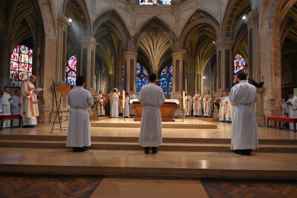 Ordinations diaconales en vue du sacerdoce à Saint-Séverin (5e). © Marie-Christine Bertin / Diocèse de Paris.