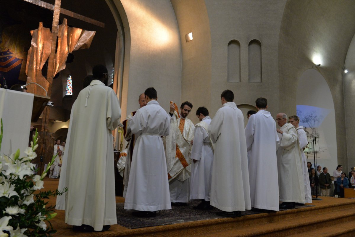 Ordinations d'Henri Beaussant, Philippe Cazala et Pierre-Henri Debray à (…). © Marie-Christine Bertin.