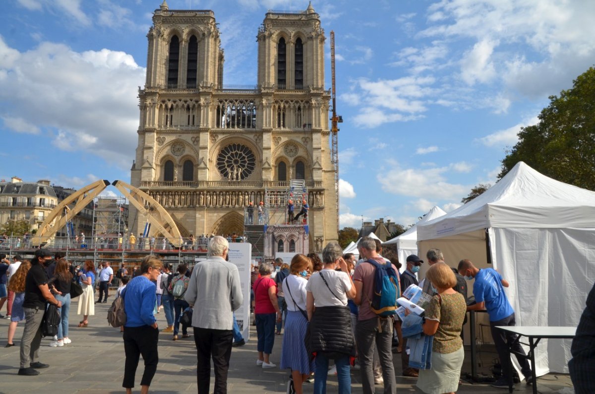 Rebâtir Notre-Dame : village des métiers sur le parvis de la cathédrale. © Michel Pourny / Diocèse de Paris.