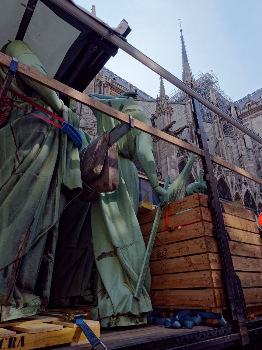 Dépose des 16 statues de la flèche de Notre-Dame de Paris. © Yannick Boschat / Diocèse de Paris.