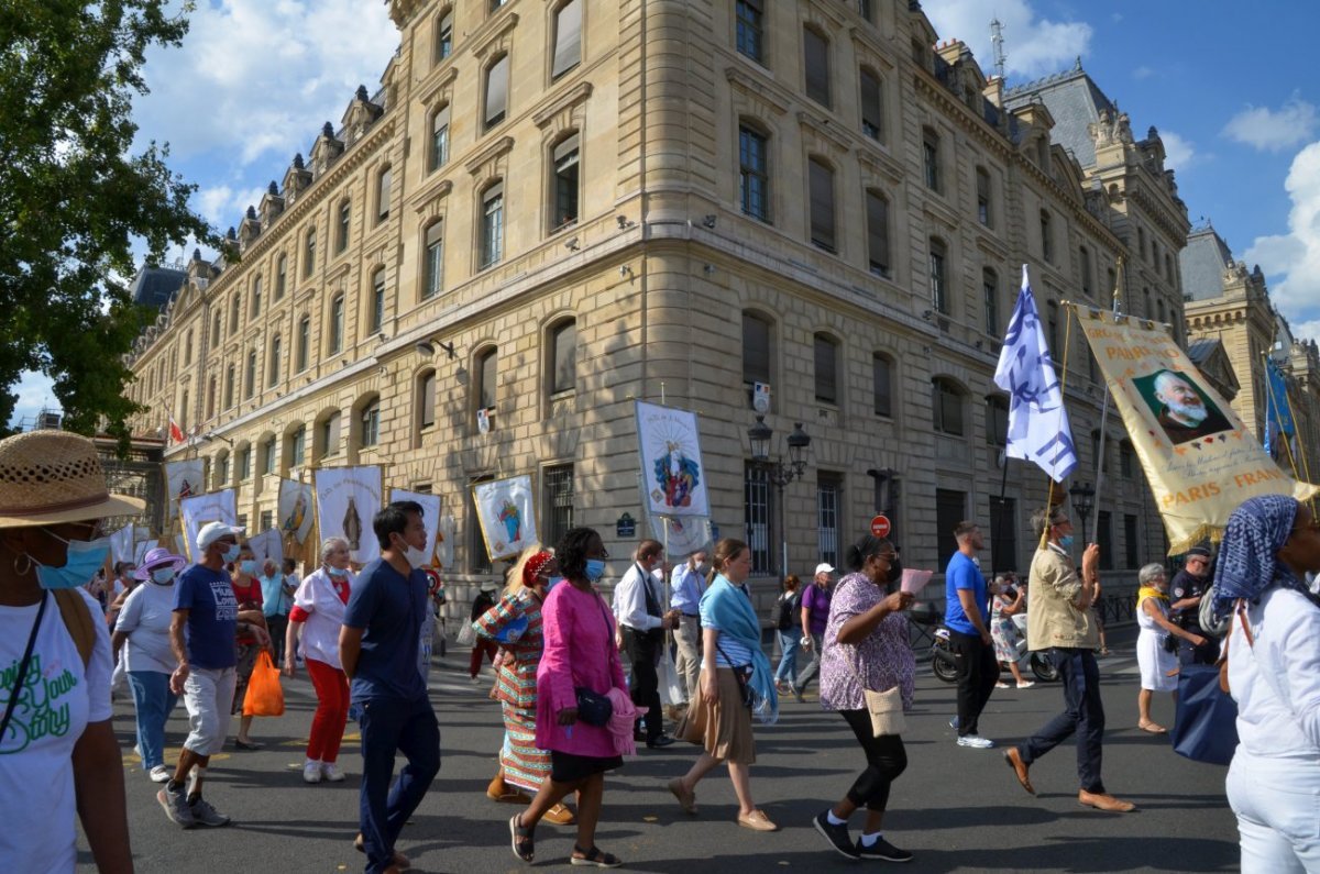 Fête de l'Assomption de la Vierge Marie : procession dans Paris. © Michel Pourny / Diocèse de Paris.