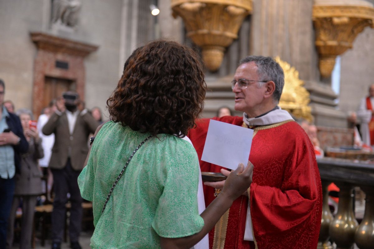 Confirmation des adultes au cours de la Vigile de Pentecôte 2023, (…). © Marie-Christine Bertin / Diocèse de Paris.