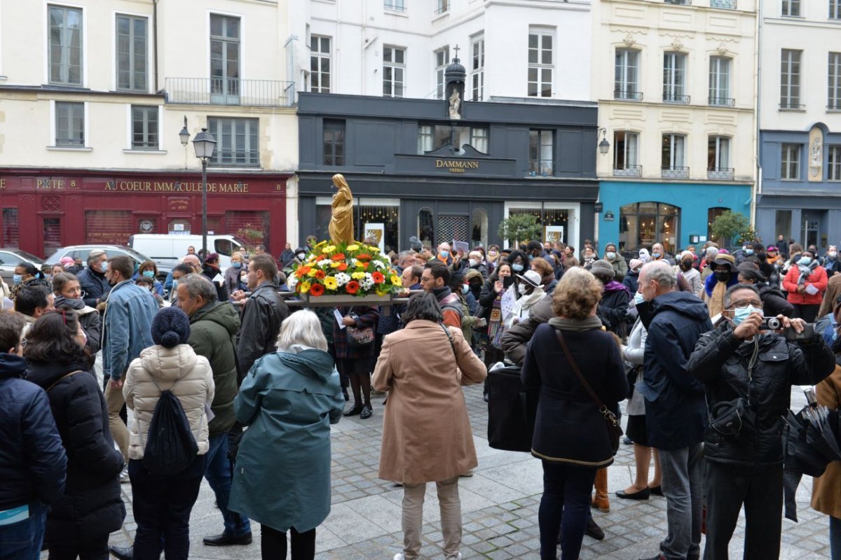 Montée à Montmartre de la paroisse Notre-Dame des Victoires. © Marie-Christine Bertin / Diocèse de Paris.