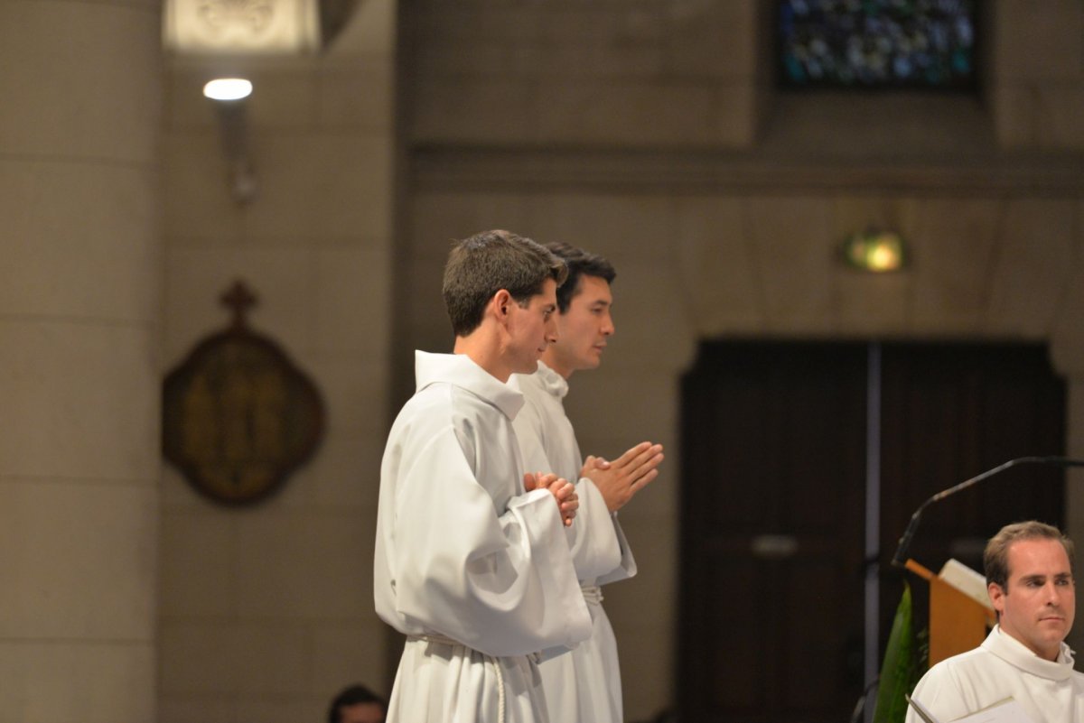 Ordinations diaconales en vue du sacerdoce à Saint-François de Sales. © Marie-Christine Bertin / Diocèse de Paris.