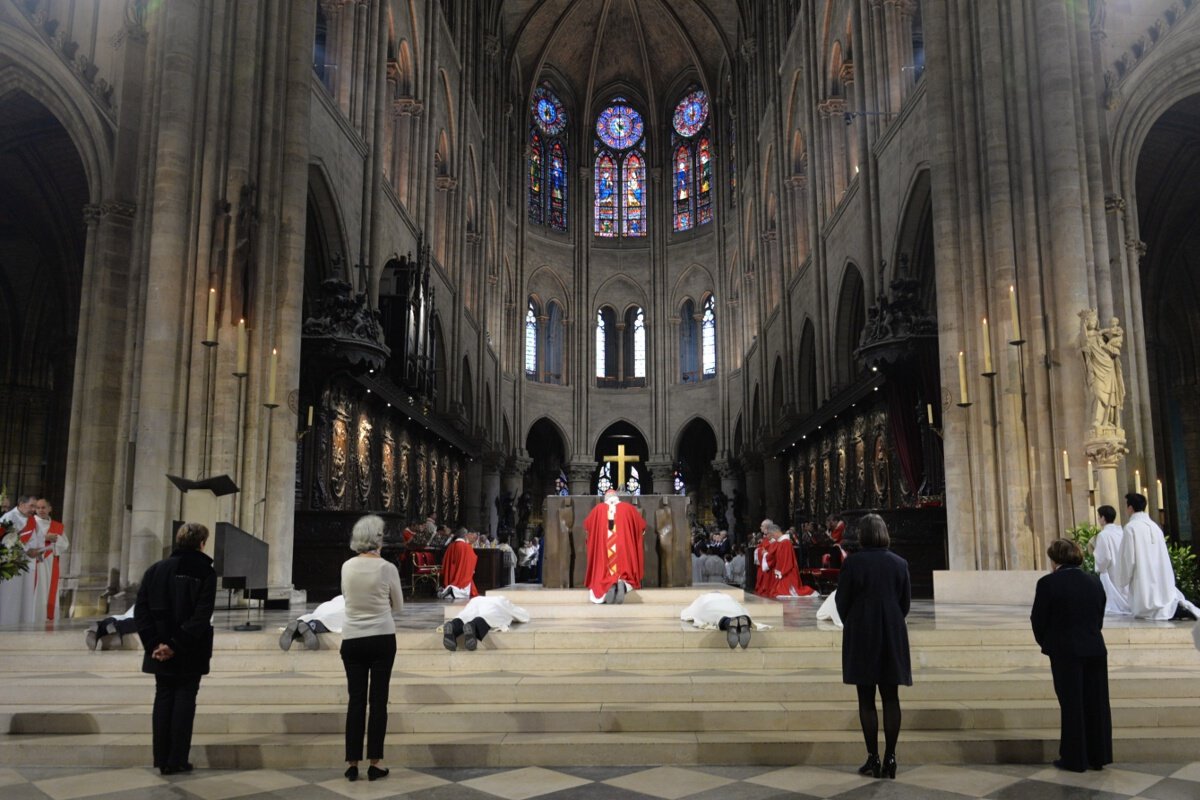 Prostration des ordinands. © Marie-Christine Bertin / Diocèse de Paris.