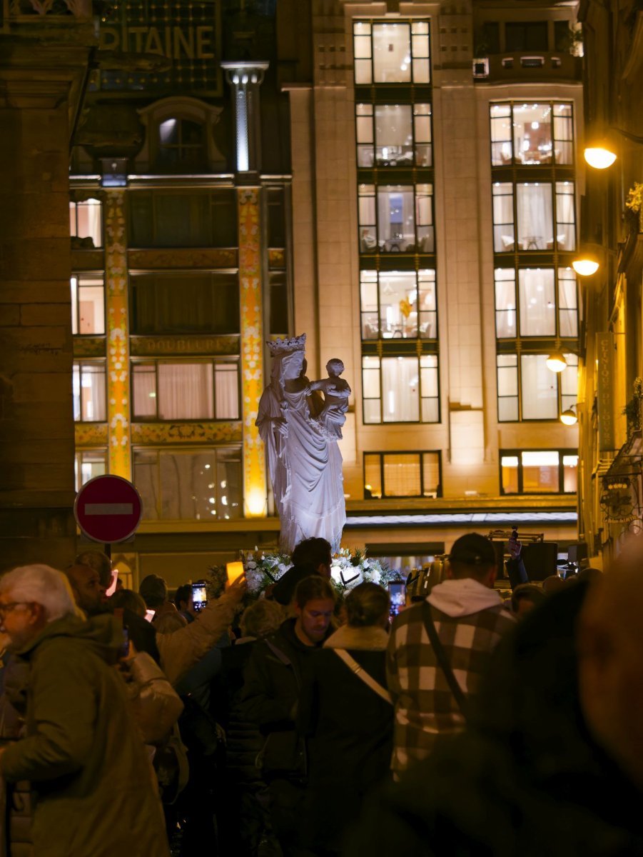 Notre Dame retrouve sa Cathédrale : procession vers le parvis de la cathédrale. © Yannick Boschat / Diocèse de Paris.