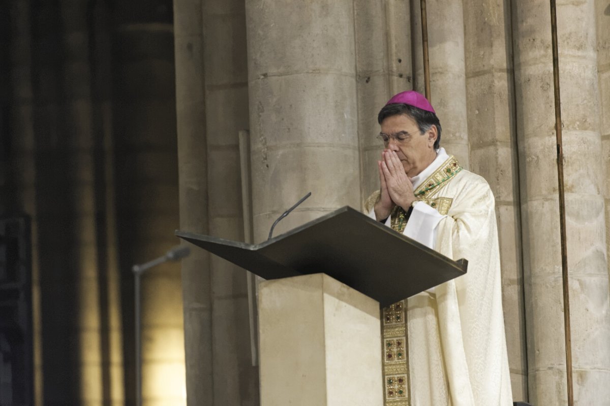 Prière de Mgr Michel Aupetit avant son homélie. © Trung Hieu Do / Diocèse de Paris.