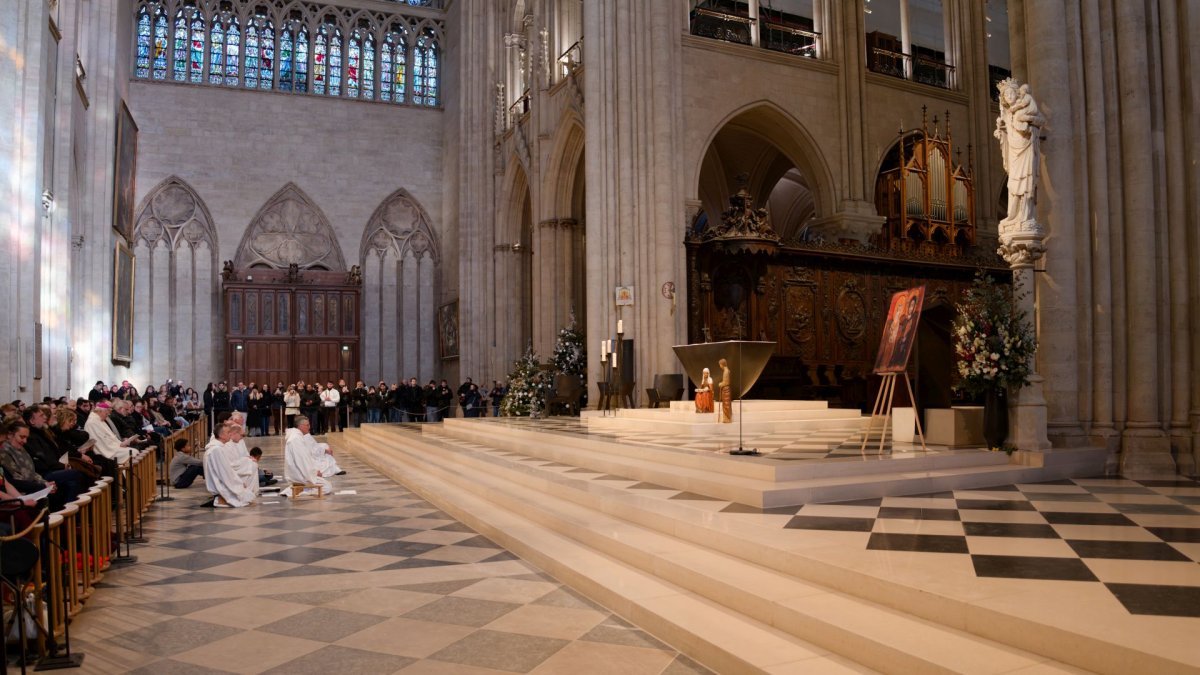Prière du milieu du jour à Notre-Dame de Paris. © Yannick Boschat / Diocèse de Paris.