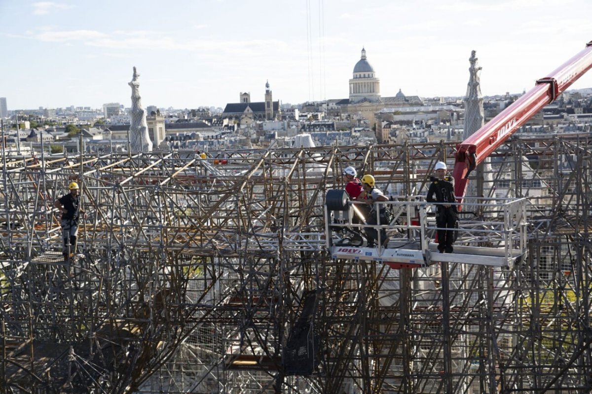 Echafaudeurs et nacellistes travaillent côte à côte au démontage de (…). 30 septembre 2020 © Didier Cuiset / Europe Echafaudage.