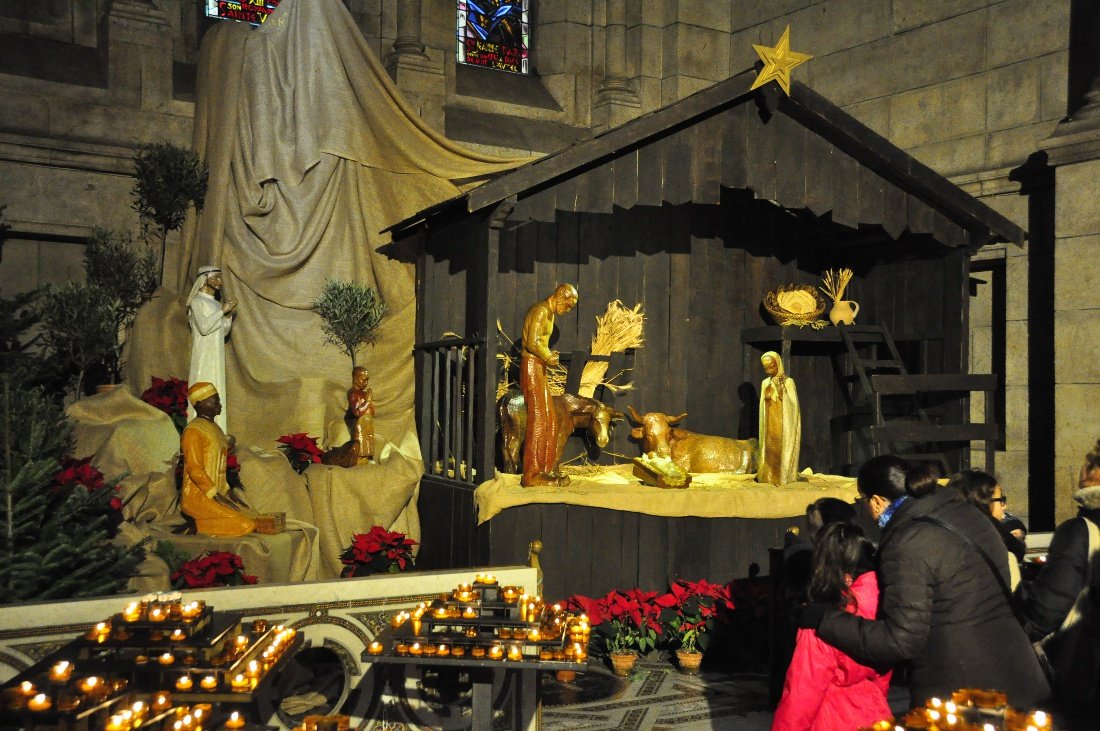 Accueil autour de la crèche au Sacré-Cœur de Montmartre (18e). © B. S. C. M..