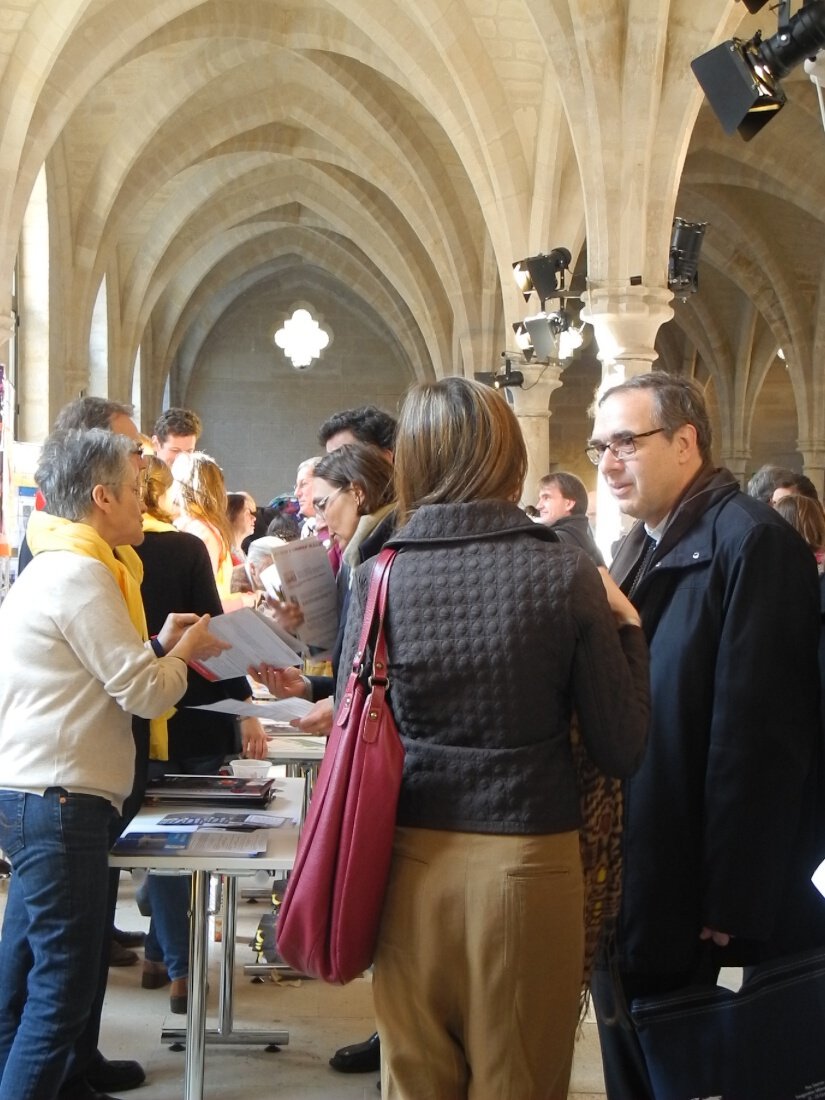 Le forum permet de nombreux échanges entre les participants aussi.. © Marie-Christine Bertin / Diocèse de Paris.