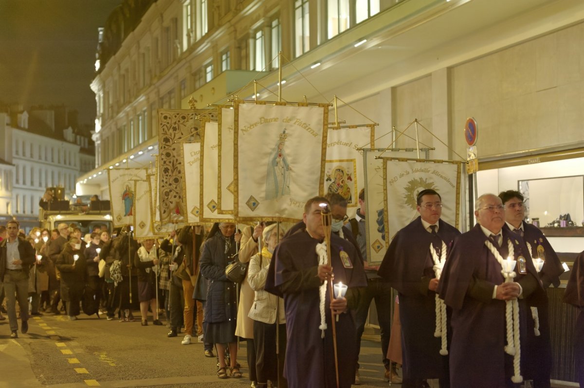 Procession mariale “Marcher avec Marie”. © Trung Hieu Do / Diocèse de Paris.