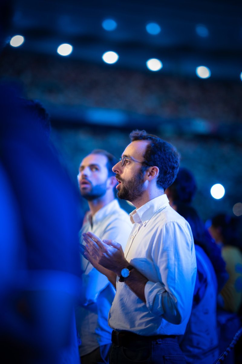 Jeunes en prière durant la veillée avec le Pape au Stade de France le 25 (…). © Dylan Guidez - Diocèse de Paris.
