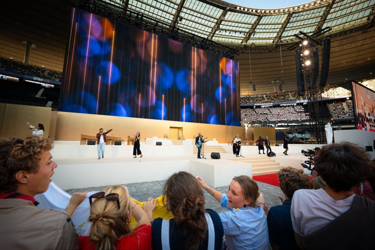 Veillée de prière avec les jeunes et le pape Léon XIV : Ouverture du Stade. © Dylan Guidez / Diocèse de Paris.