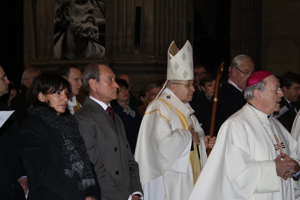 Mgr André Vingt-Trois, passant à côté de Bertrand Delanoë, maire de Paris.. © Olivier Bouet.