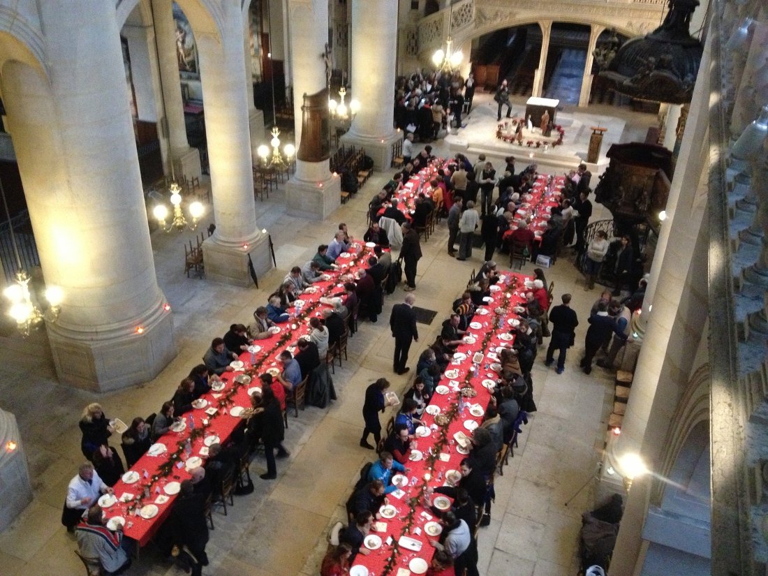 Repas de Noël des personnes de la rue à Saint-Étienne du Mont (5e). © Pierre-Louis Lensel / Diocèse de Paris.