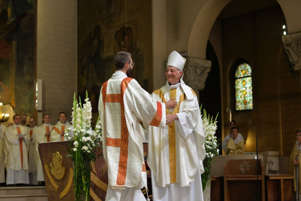 Ordinations diaconales en vue du sacerdoce à Saint-Ferdinand des Ternes (17e). © Marie-Christine Bertin / Diocèse de Paris.