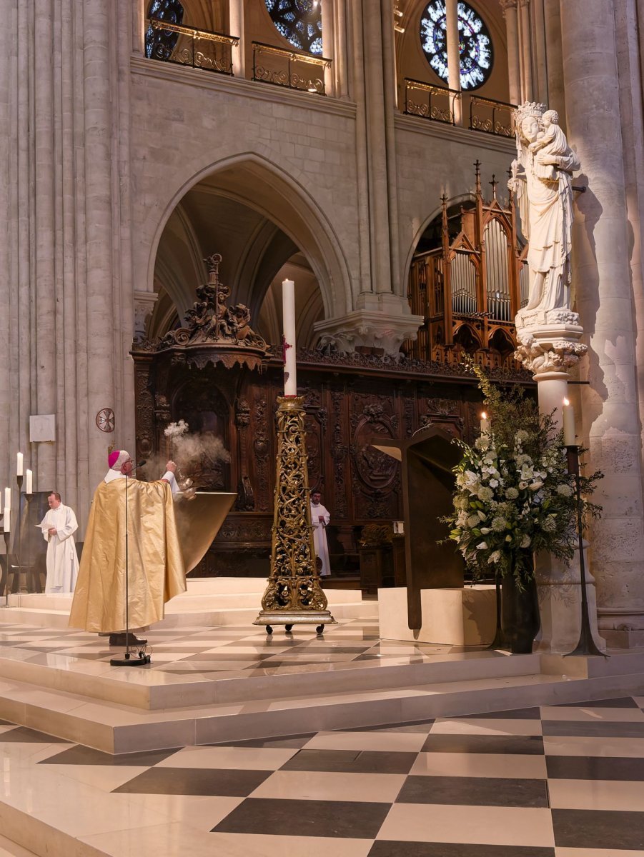 Vêpres à Notre-Dame de Paris à l'arrivée de la marche pour les vocations. © Yannick Boschat / Diocèse de Paris.