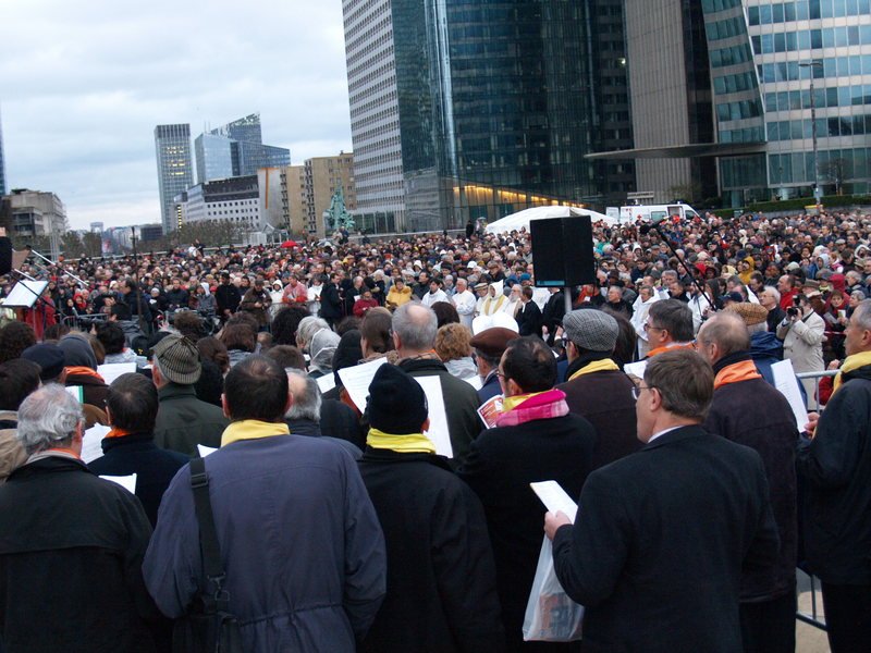Pâques 2010. Rassemblement des Chrétiens sur le parvis de la Défense. 