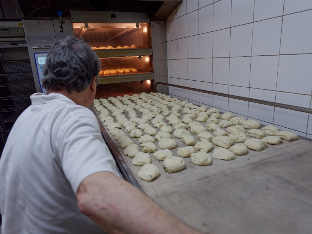 Préparation des petits pains de sainte Geneviève. © Yannick Boschat / Diocèse de Paris.