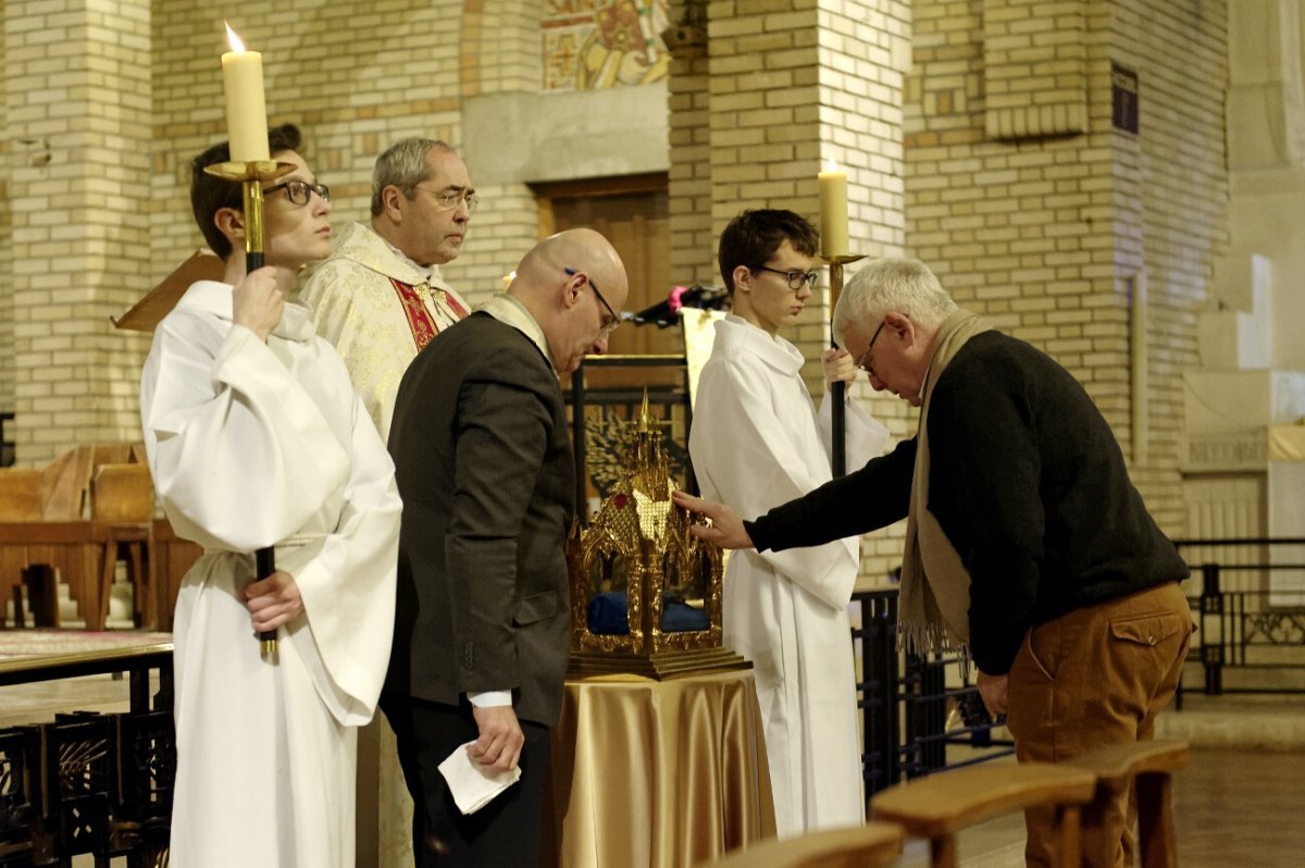 Accueil des reliques de sainte Geneviève à Saint-Léon (15e). © Trung Hieu Do / Diocèse de Paris.