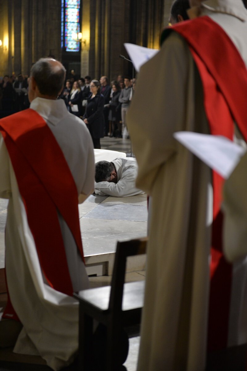 Prostration des ordinands. © Marie-Christine Bertin / Diocèse de Paris.