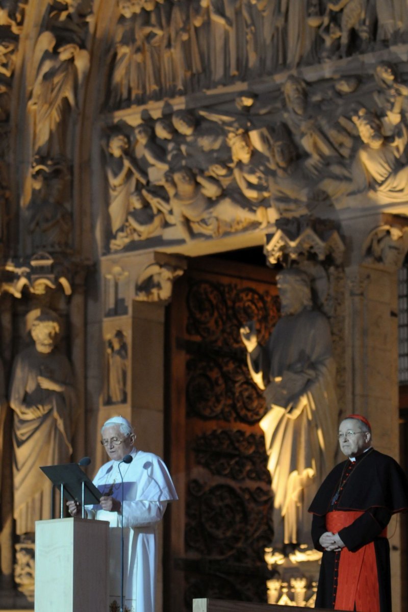 Benoît XVI avec les jeunes sur le parvis de Notre-Dame. © Sylvie Duverneuil / Ciric – Reproduction interdite.