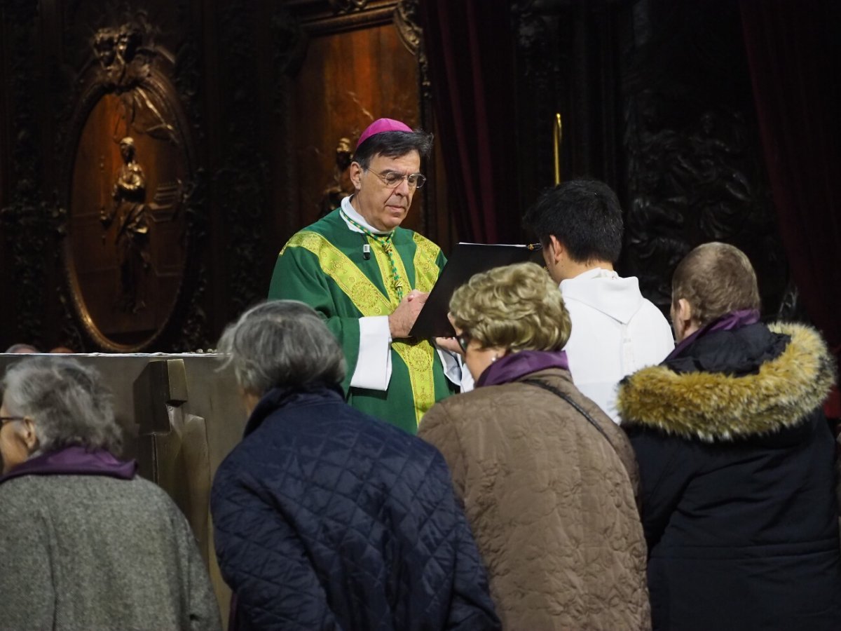 Onction des malades lors de la messe. © Bernard Apostolides.