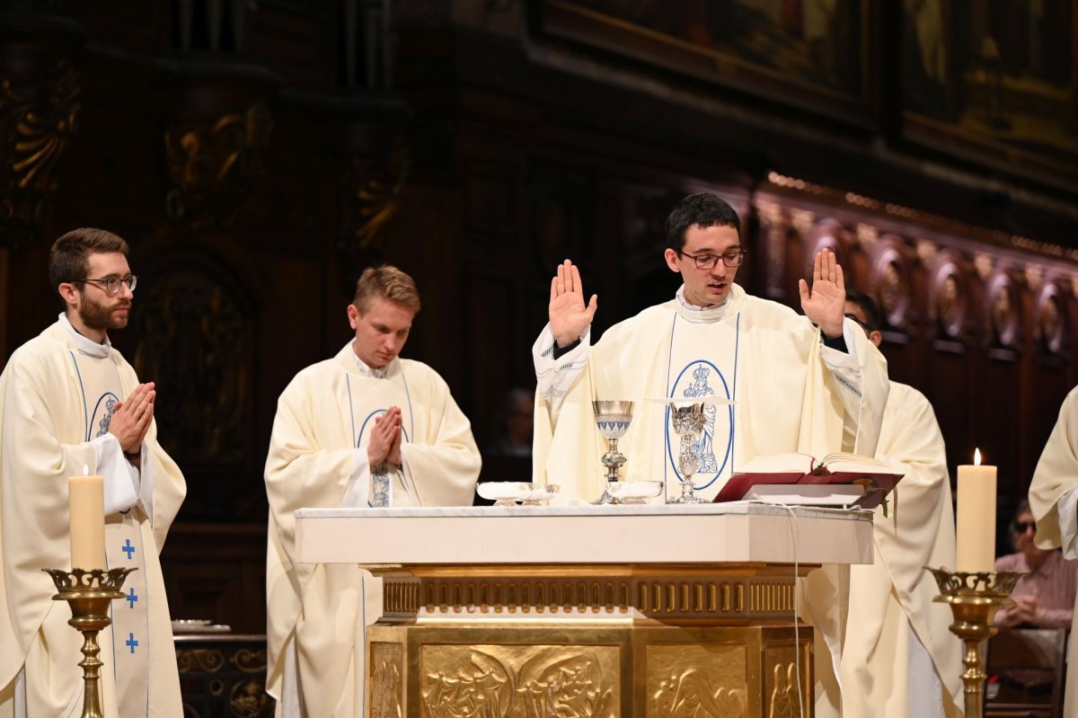 Messe des nouveaux prêtres à Notre-Dame des Victoires 2024. © Marie-Christine Bertin / Diocèse de Paris.