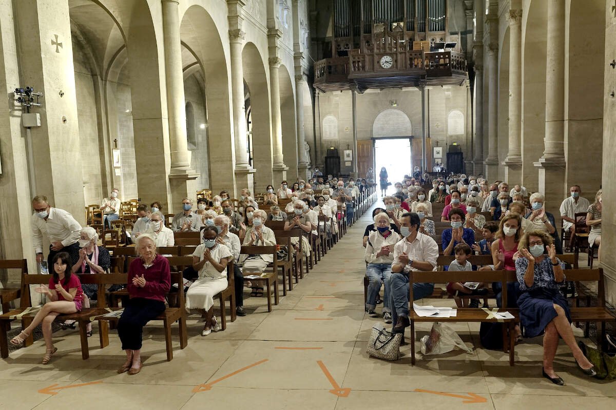 Vénération des reliques de sainte Geneviève à Saint-Lambert de Vaugirard. © Trung-Hieu Do / Diocèse de Paris.