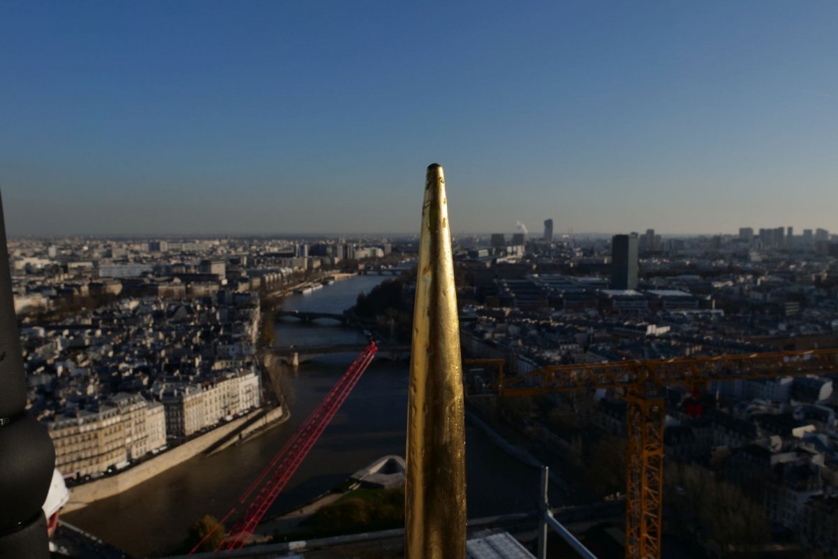 Bénédiction du coq de la flèche de Notre-Dame de Paris. © Étienne Castelein / Diocèse de Paris.