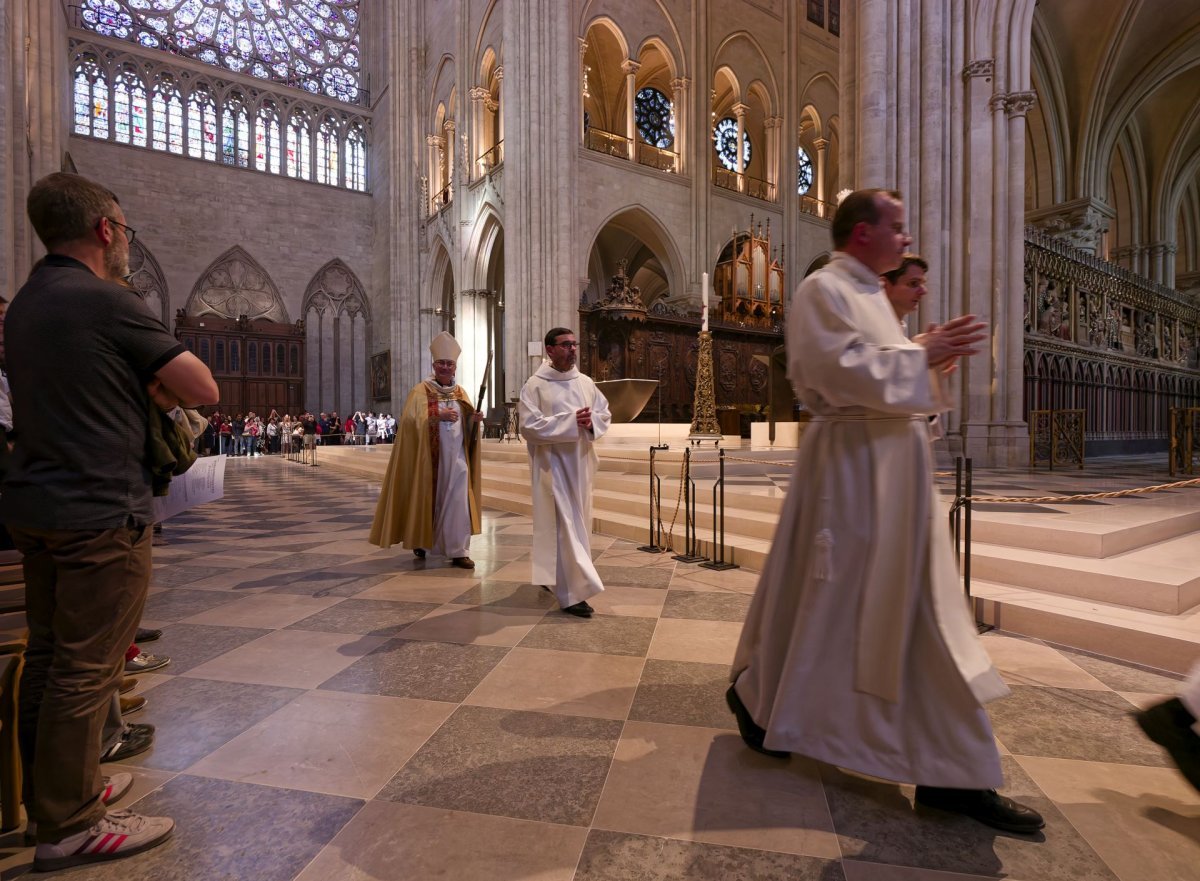 Vêpres à Notre-Dame de Paris à l'arrivée de la marche pour les vocations. © Yannick Boschat / Diocèse de Paris.