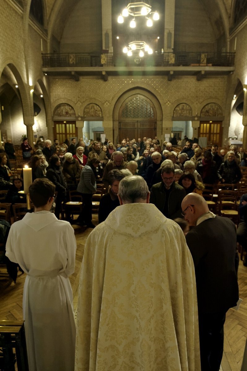 Accueil des reliques de sainte Geneviève à Saint-Léon (15e). © Trung Hieu Do / Diocèse de Paris.