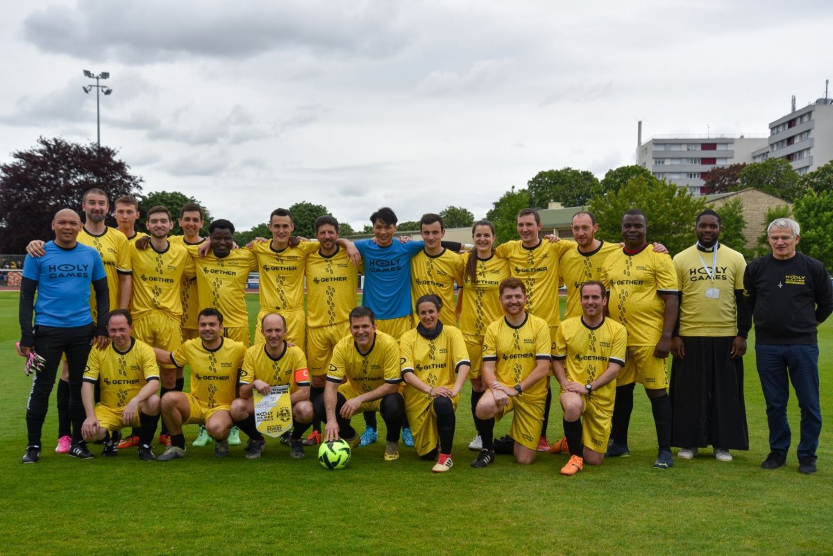 Match de football : Sélection Nationale de prêtres vs Variété Club de France. © François-Régis Salefran.