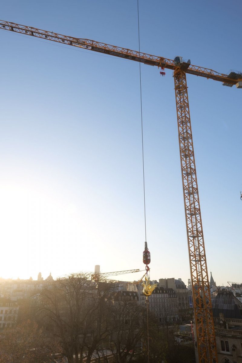 Bénédiction du coq de la flèche de Notre-Dame de Paris. © Luc-Emmanuel Ponchard / Diocèse de Paris.