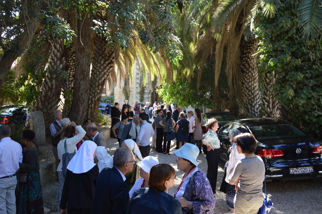 Départ de la délégation, aux portes du monastère bénédictin d'Abu Gosh. © Pierre-Louis Lensel / Diocèse de Paris.