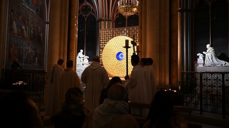 Veillée de l'espérance à Notre-Dame de Paris
