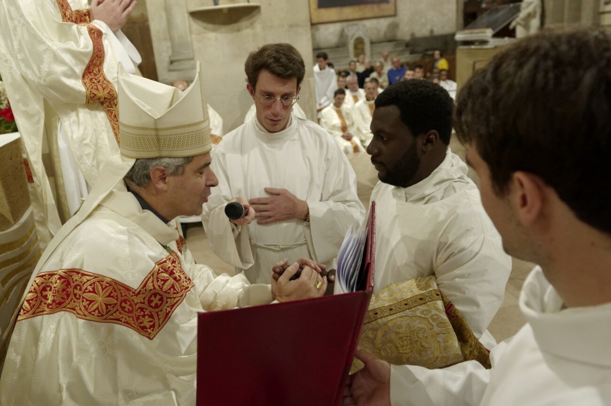 Ordinations diaconales en vue du sacerdoce 2019. Par Mgr Denis Jachiet, évêque auxiliaire de Paris, le 28 septembre 2019 à Saint-Lambert de Vaugirard. © Trung Hieu Do / Diocèse de Paris.