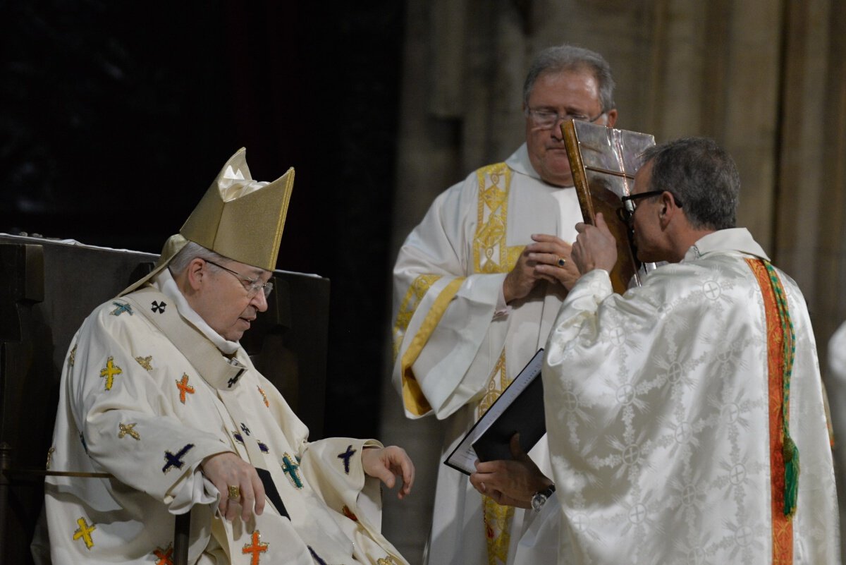 Remise de l'Évangéliaire. © Marie-Christine Bertin / Diocèse de Paris.