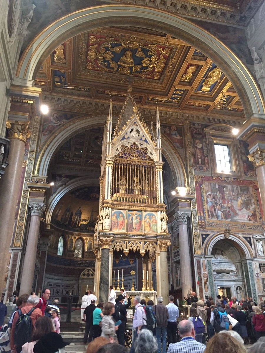 Passage de la porte sainte à Saint-Jean de Latran et messe présidée par Mgr (…). © Priscilia de Selve / Diocèse de Paris.