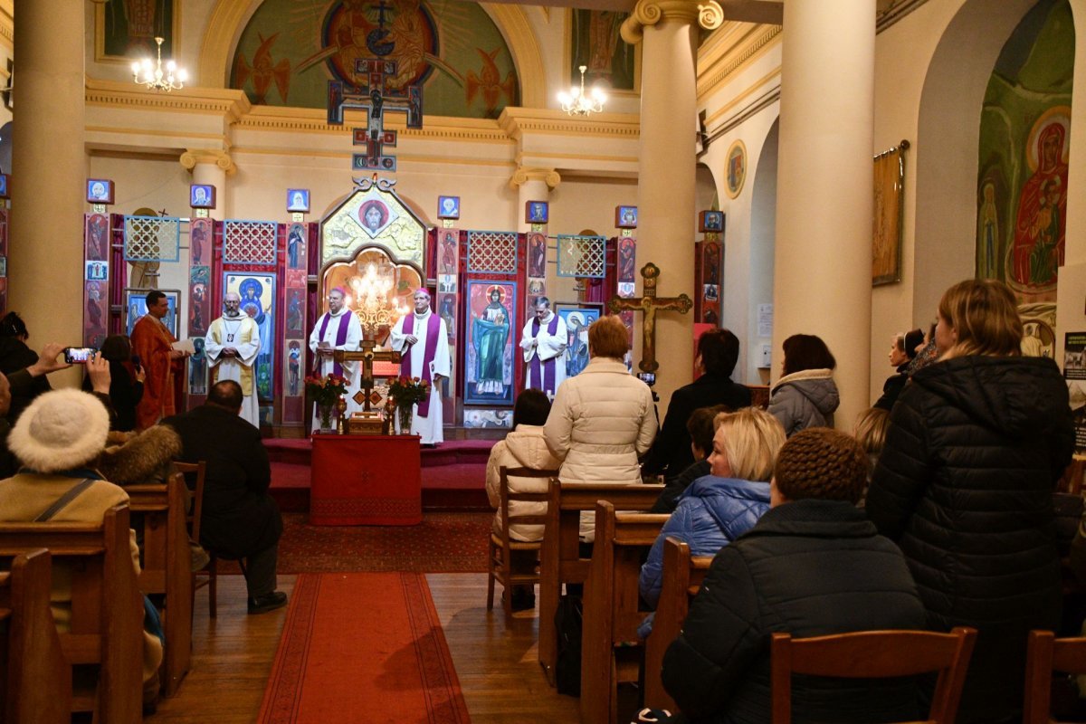 Prière pour la paix en Ukraine à la cathédrale Saint-Volodymyr-le-Grand. © Michel Pourny / Diocèse de Paris.