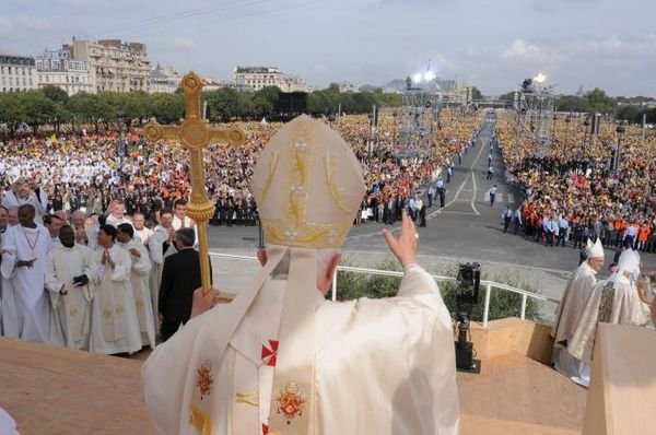 Septembre : Visite de Benoît XVI. Messe sur l'esplanade des Invalides. Le Pape bénit la foule. 