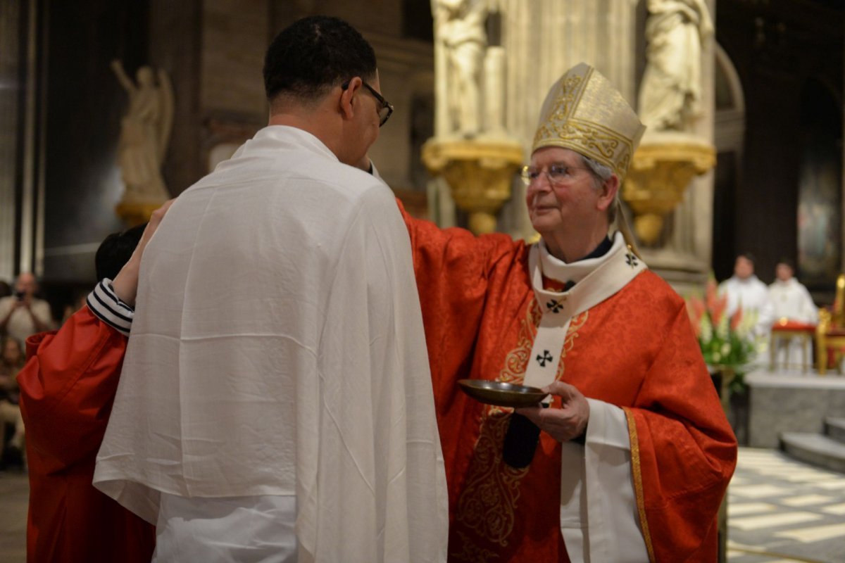 Confirmation des adultes au cours de la Vigile de Pentecôte 2023, (…). © Marie-Christine Bertin / Diocèse de Paris.