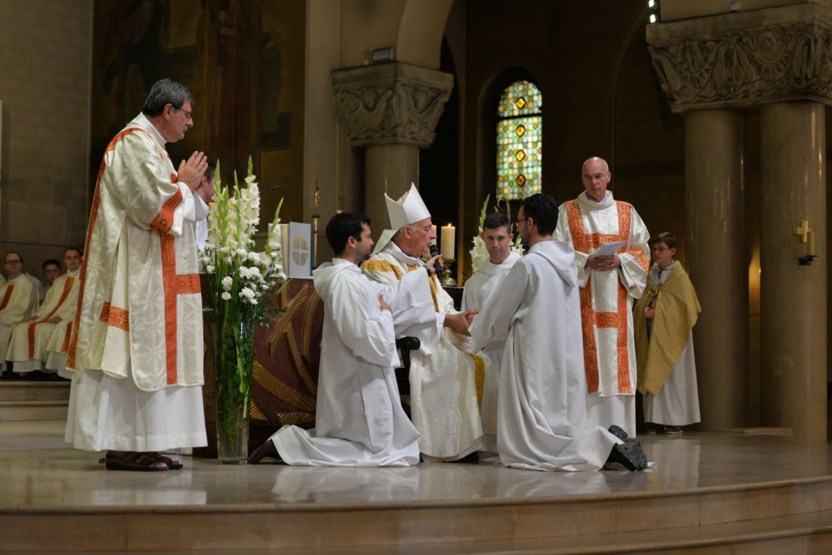 Ordinations diaconales en vue du sacerdoce à Saint-Ferdinand des Ternes (17e). © Marie-Christine Bertin / Diocèse de Paris.