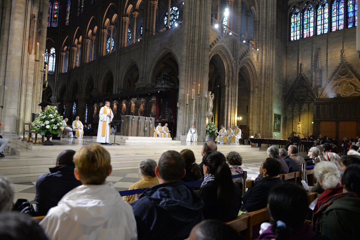 Introduction des témoignages par Mgr Éric de Moulins-Beaufort, évêque (…). © Marie-Christine Bertin / Diocèse de Paris.