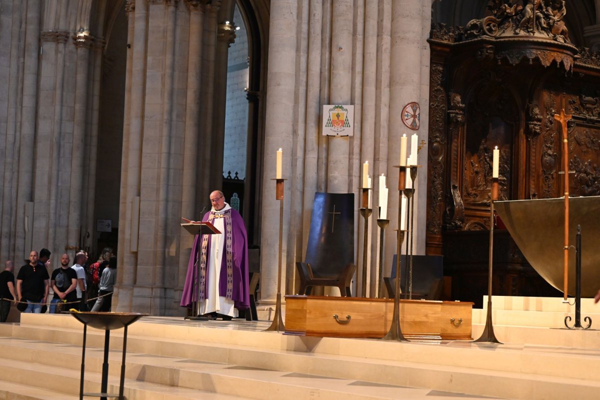Prière à 16h. © Marie-Christine Bertin / Diocèse de Paris.